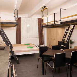 Flying Bed Close To Castle And Airport Apartment